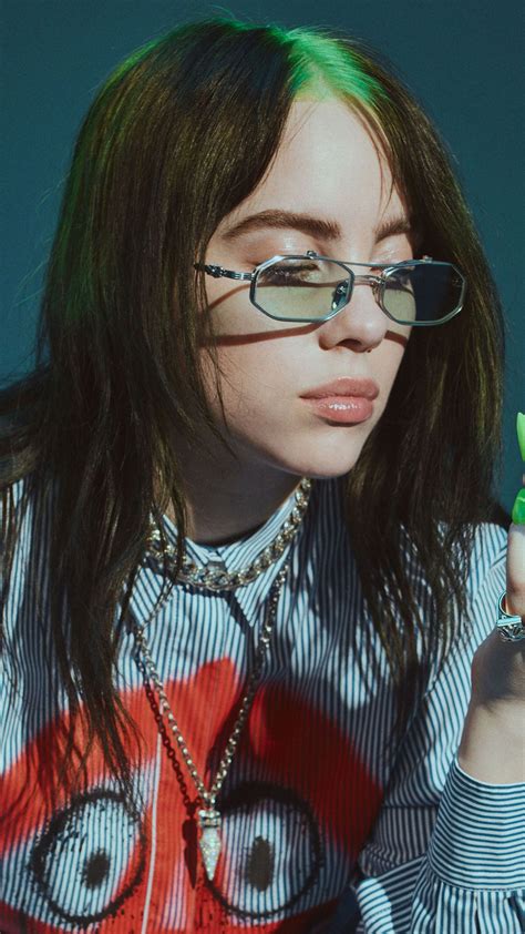 does billie eilish need glasses